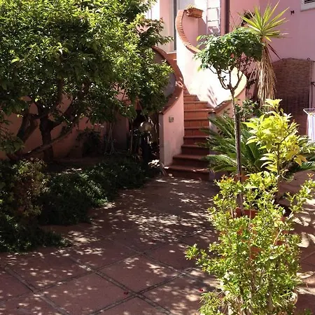 Ciro's House בית הארחה