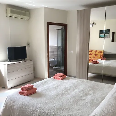 Ciro's House Pensión 3*